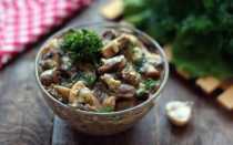 Рецепт Куриные сердечки с грибами в сметане. Калорийность, химический состав и пищевая ценность.